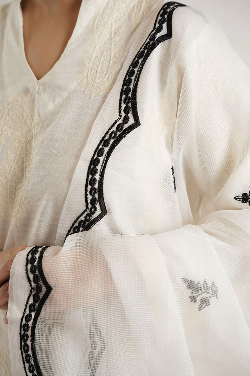 WHITE GRACE - Image 2